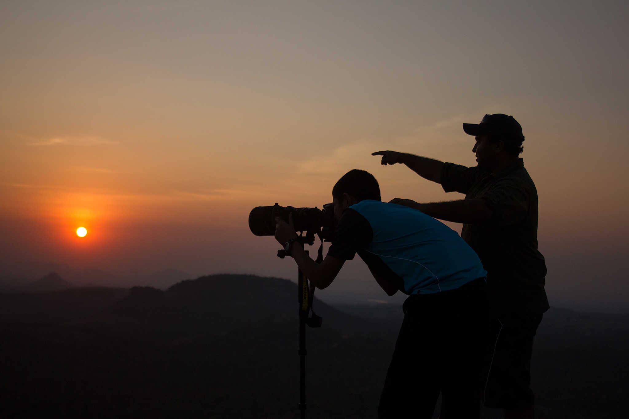 Phillip Ross teaching photography to an enthusiastic nature loving teen